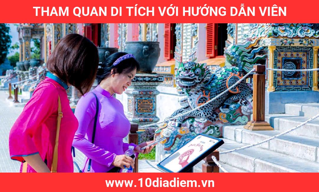 Tham quan di tích với hướng dẫn viên Tham quan di tích với hướng dẫn viên