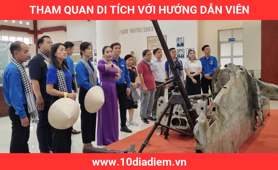 Tham quan di tích với hướng dẫn viên Tham quan di tích với hướng dẫn viên