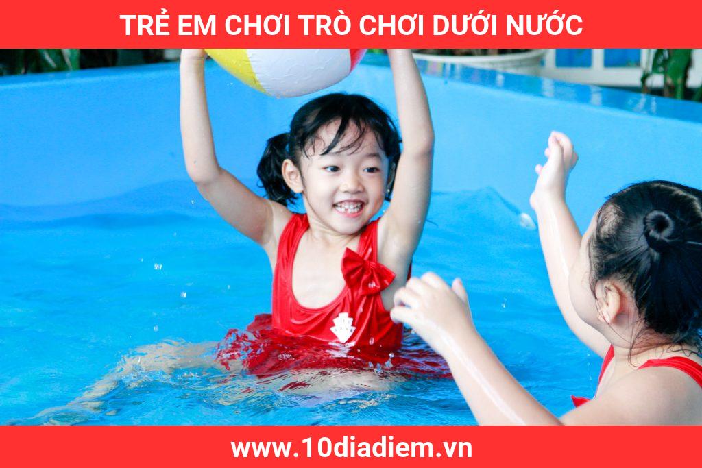 Trẻ em chơi trò chơi dưới nước Trẻ em chơi trò chơi dưới nước