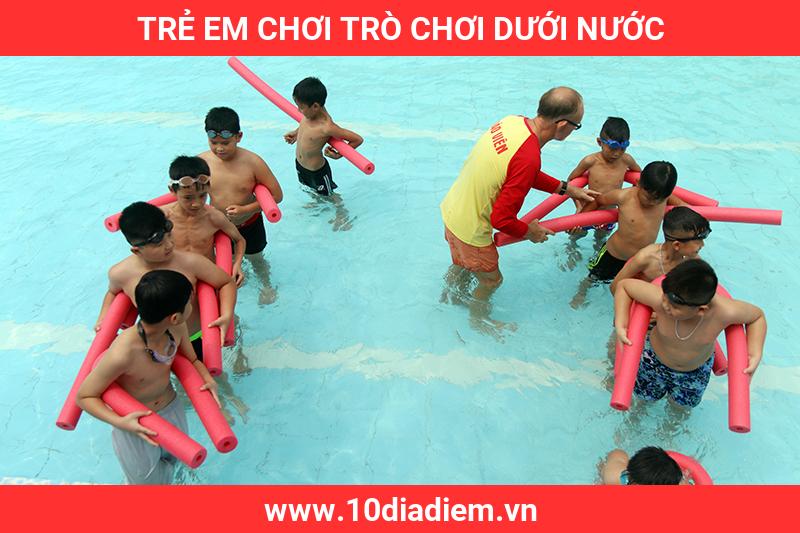 Trẻ em chơi trò chơi dưới nước Trẻ em chơi trò chơi dưới nước